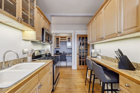 Kitchen with Breakfast Bar