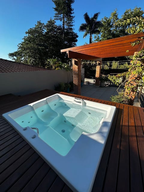 Villa | Outdoor spa tub