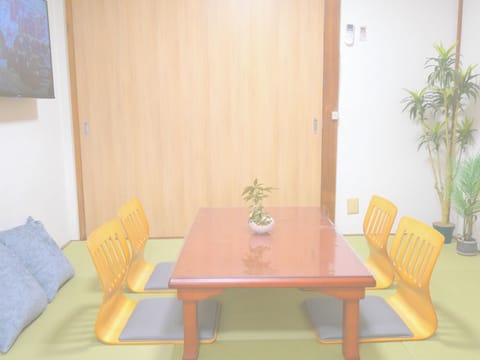This is a Japanese-style living/dining room/bedroom on the first floor. We have newly installed Ryukyu tatami mats. There are three sets of futons with thick mattresses. There is also a smart TV. Netflix and YouTube can be viewed.