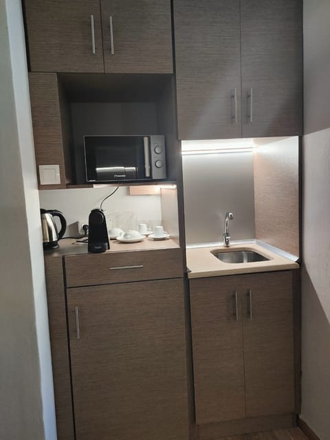 Grand Studio Suite, Pool View | Private kitchen | Fridge, coffee/tea maker