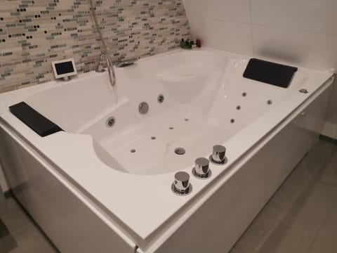 Deluxe Double Room, Hot Tub | Jetted tub