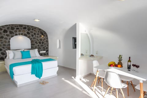 Deluxe Suite | Minibar, in-room safe, desk, soundproofing