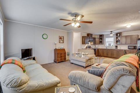 Living Room | Smart TV w/ HBO & Paramount+ | Central A/C & Electric Heating