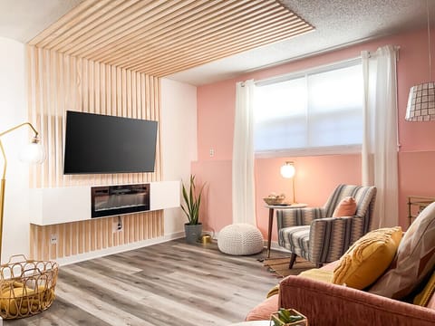 Unwind in style at our cozy apt, where mid-century modern meets ultimate comfort. These chairs are the perfect spot to cozy up by the fire with a good book or a glass of wine. Book now for a stylish and relaxing stay!