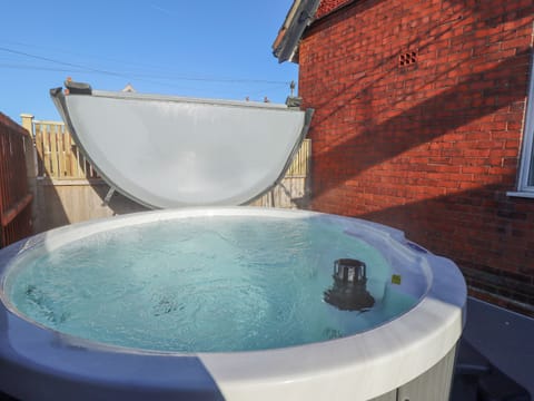 Cottage | Outdoor spa tub