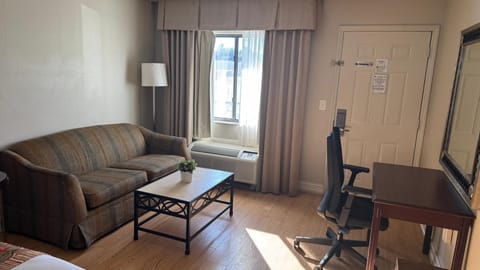 Deluxe Room | Living area | 32-inch LED TV with digital channels