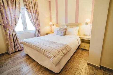 Deluxe Double Room Purple | In-room safe, blackout drapes, soundproofing, free WiFi