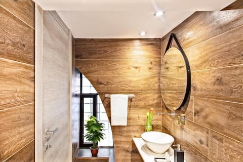 Classic Room | Bathroom | Free toiletries, hair dryer, bidet, towels