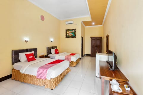 Deluxe Twin Room | Desk, bed sheets