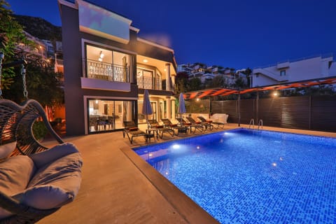 Refreshing dips by moonlight await in Celik%27s crystal%2Dclear swimming pool%2E