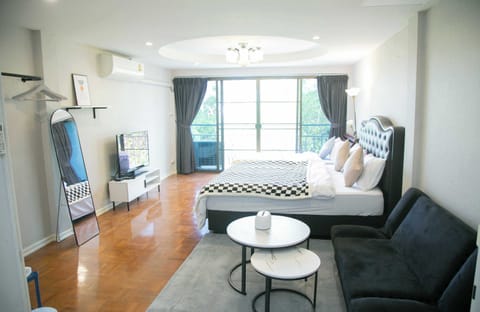 Family Studio Suite | Desk, free WiFi, bed sheets