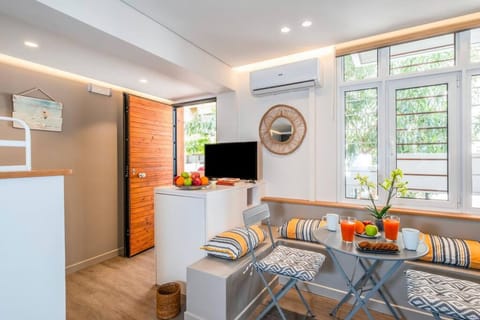 House | 1 bedroom, desk