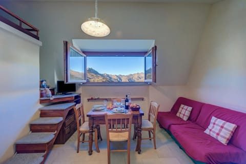 Standard Studio, Mountain View (Studio Placide Mountain View) | Living area | Flat-screen TV