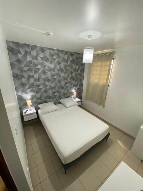 Room | 9 bedrooms, desk, blackout drapes, soundproofing