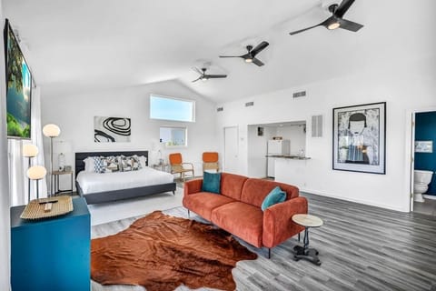 Beautiful open-space with window all around the studio to capture the most amazing sunrise and sunsets. 