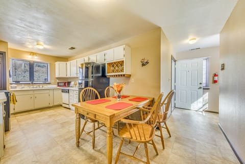 Dining Area/Kitchen | Open Floor Plan | Central Heating | Free WiFi