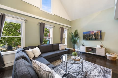 Enjoy this 4BD/4.5BA Home on one of Chicago's safest one-way streets!! 