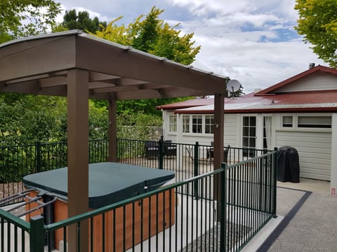 Rose Cottage - Spa pool, BBQ and outside seating
