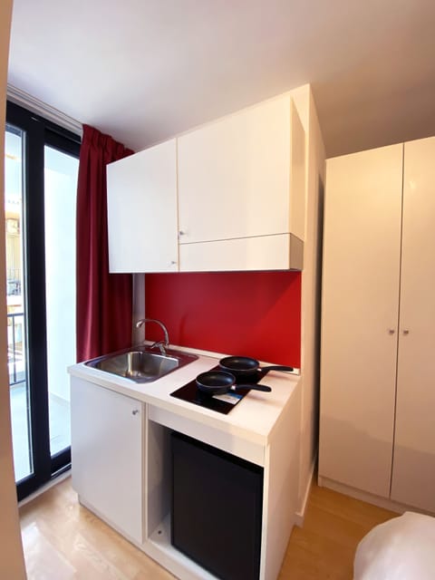 Deluxe Studio Suite | Private kitchen | Mini-fridge, microwave