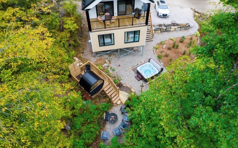  L’extérieur du chalet est entièrement aménagé avec un spa et un sauna — le combo parfait pour se détendre.