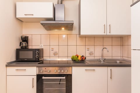 Classic Apartment | Private kitchen | Fridge, oven, stovetop, coffee/tea maker