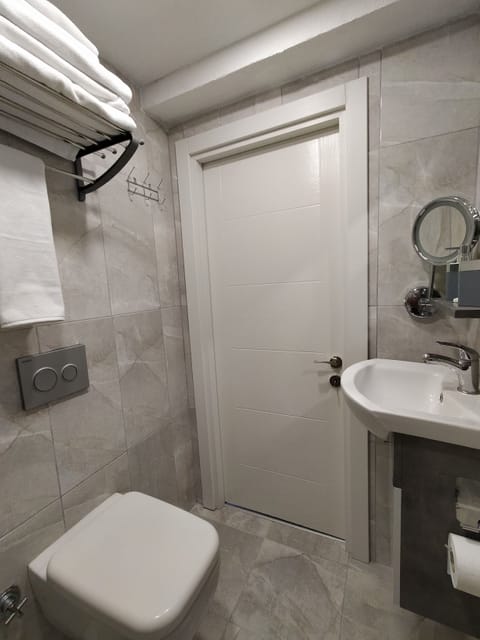 Standard Triple Room | Bathroom | Shower, rainfall showerhead, free toiletries, hair dryer