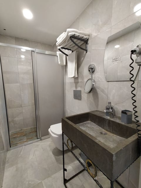 Shower, rainfall showerhead, free toiletries, hair dryer