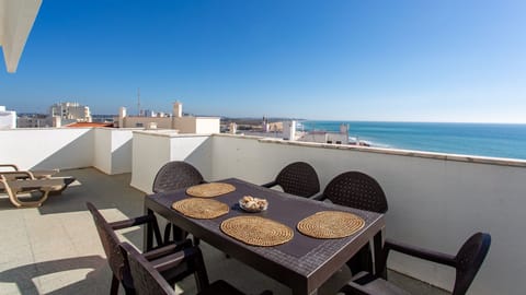 This sunny balcony has an amazing beach view and with the sun loungers is perfect to relax
#balcony #beachview #algarve #portugal