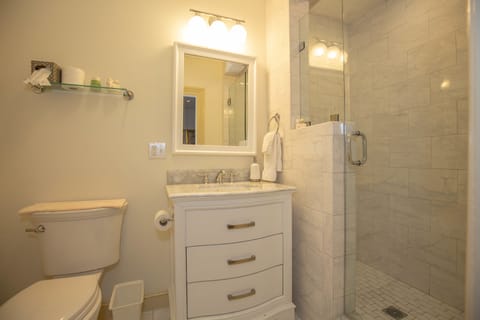Marquand room (2nd floor) | Bathroom | Shower, free toiletries, hair dryer, towels