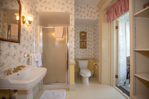 Currier Room (2nd Floor) | Bathroom | Shower, free toiletries, hair dryer, towels