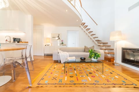 Bright open-plan living room with wooden staircase — Apartment Aroeira Golf I, holiday apartment in Portugal