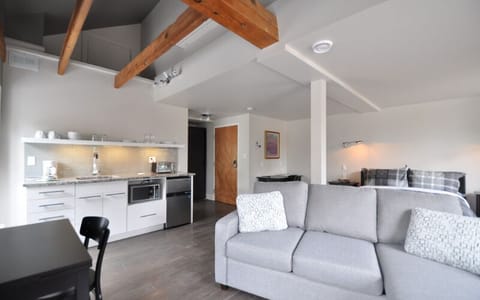 Queen Suite 3 | Private kitchen | Fridge, microwave, coffee/tea maker, cookware/dishes/utensils