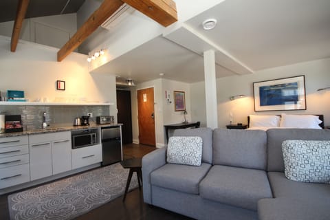 Queen Suite 3 | Living area | Flat-screen TV, fireplace