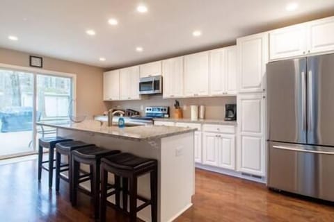 Fully equipped kitchen. (2)