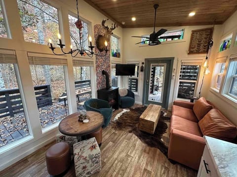 The living room features a Smart TV, Wi-Fi, and board games for entertainment and relaxation.