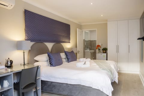 Superior courtyard suite 5 | Premium bedding, in-room safe, individually decorated