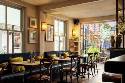 2 restaurants; breakfast, lunch, dinner, and brunch served