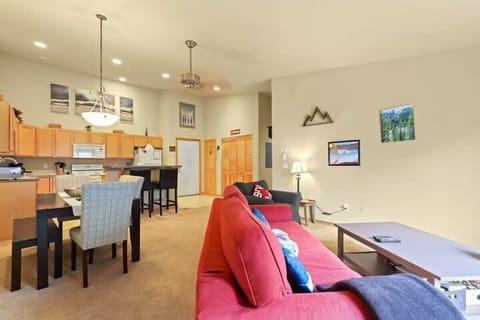 The open layout of the condo has the kitchen/dining/living room blending seamlessly together creating a great space for socializing with your loved ones.