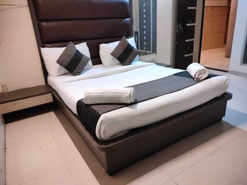 Executive Room | Blackout drapes, soundproofing