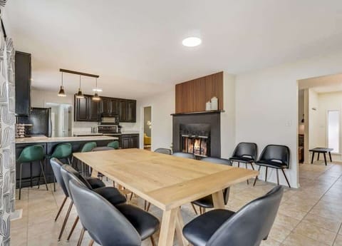 Choose to dine in the cozy dining room or cook in the kitchen, both enhanced by the warmth of the indoor fireplace. It's the perfect combination for a delightful and inviting culinary experience at Evergreen Luxe.