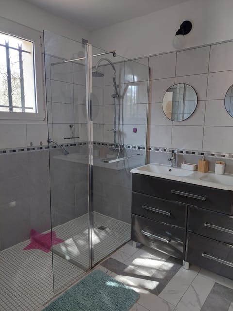 Comfort Double Room | Bathroom | Free toiletries, hair dryer