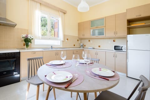 Economy House | In-room dining