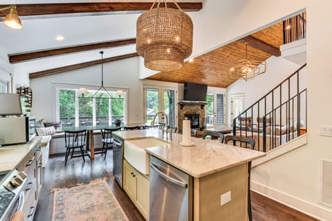 House (5 Bedrooms) | Interior