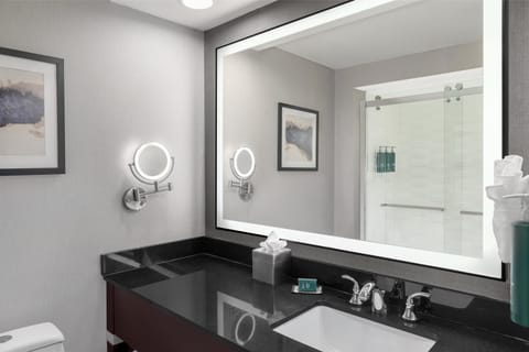 Combined shower/tub, designer toiletries, hair dryer, towels