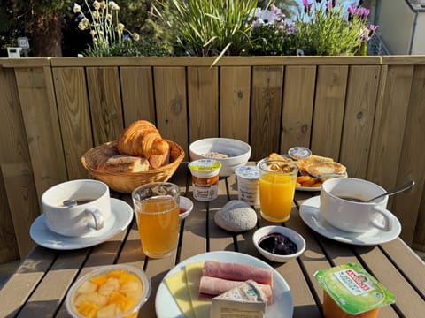 Daily buffet breakfast for a fee