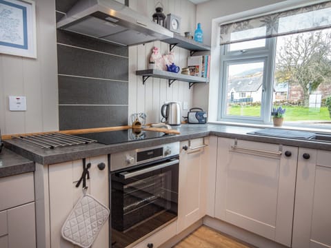 Kitchen | Honeysuckle Cottage - Culmaily Farm, Golspie