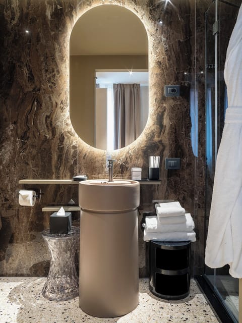 Exclusive Double Room | Bathroom | Free toiletries, hair dryer, bathrobes, slippers