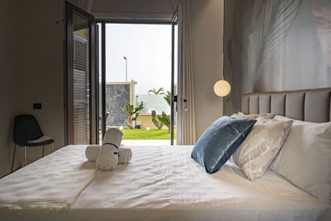 Deluxe Room | 1 bedroom, premium bedding, pillowtop beds, in-room safe