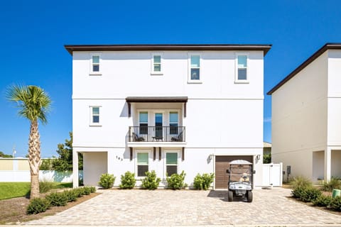 6-seat Golf Cart FREE during your stay! 2 minutes to the beach. Sleeps 12, 5 bedrooms, 5.5 bath, and 8 beds. Heated pool right next to the house!