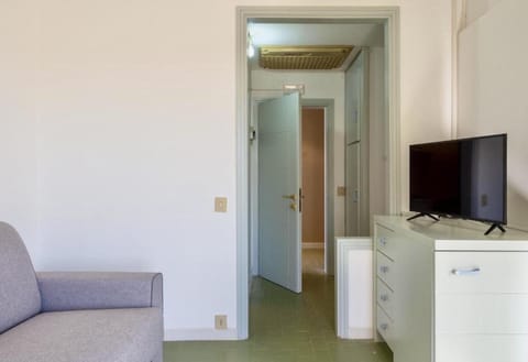 Studio | Living area | 24-inch flat-screen TV with cable channels